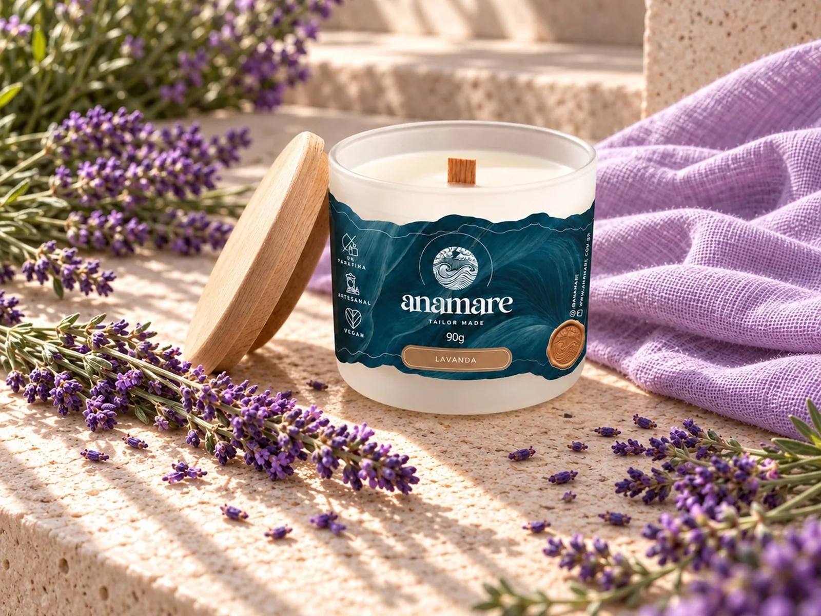 Vela aromática Anamare 90 g com pavio de madeira e tampa de bambu