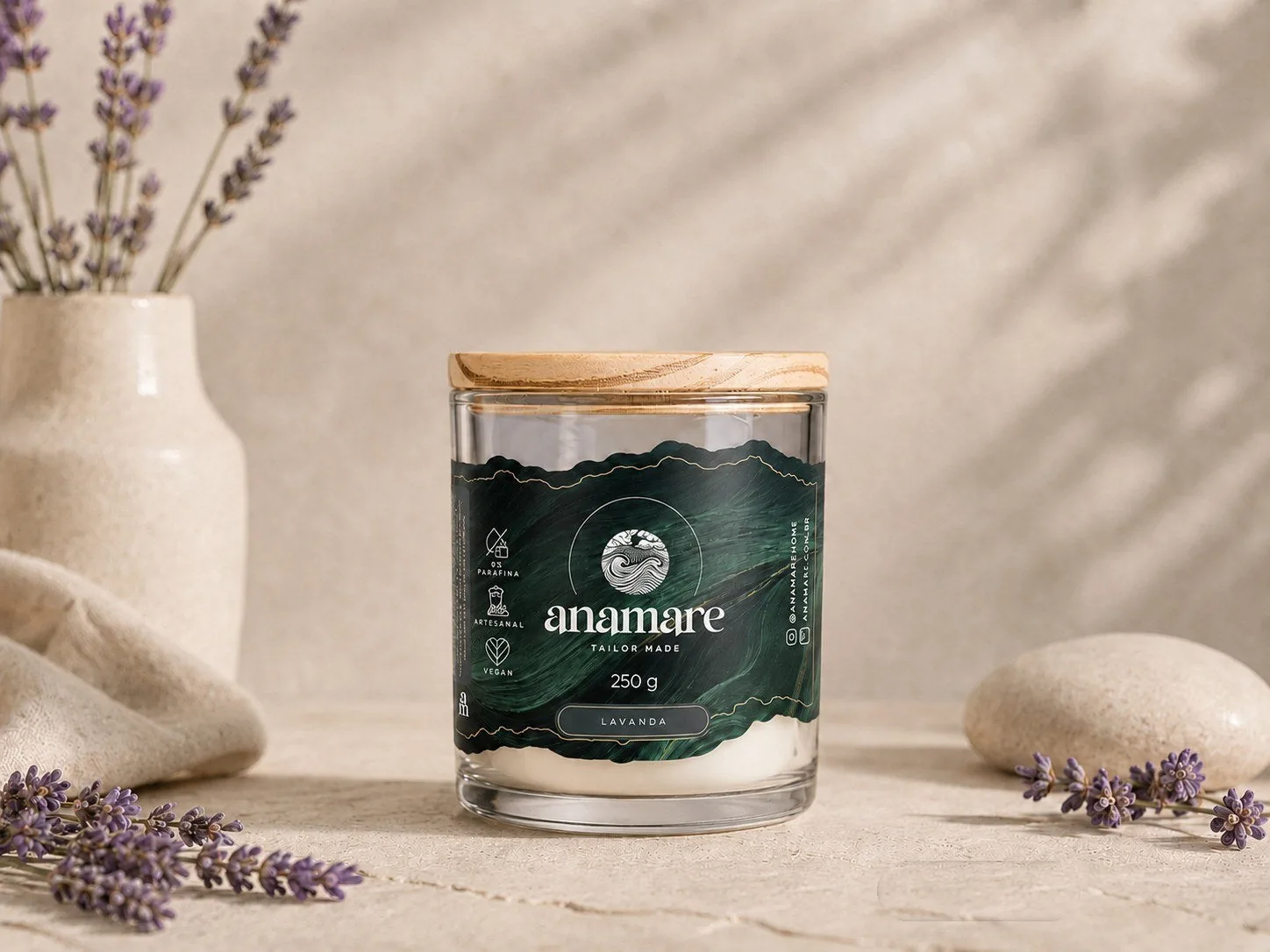 Vela aromática Anamare 250 g em copo de vidro com tampa de madeira